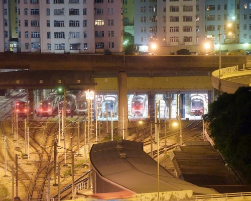 港鐵一輛列車周四在駛離九龍灣車廠時衝燈。資料圖片