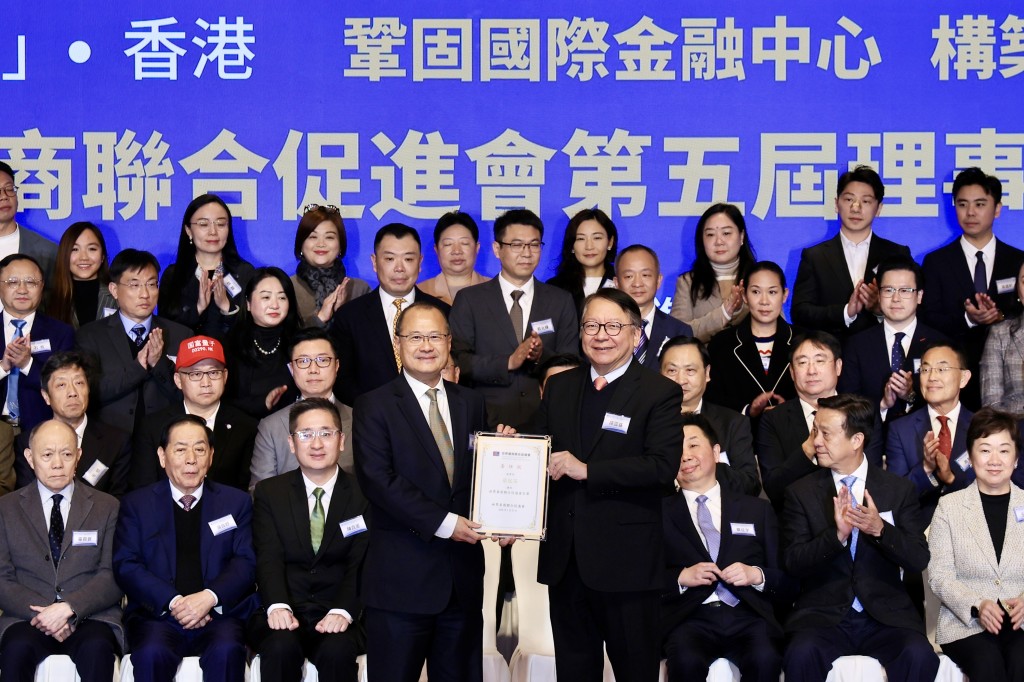 陳國基為蔡冠深頒授華商聯主席委任狀。華商聯提供