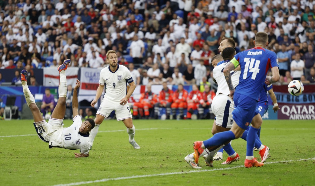 英格蘭中場祖迪比寧咸倒掛入波。Reuters