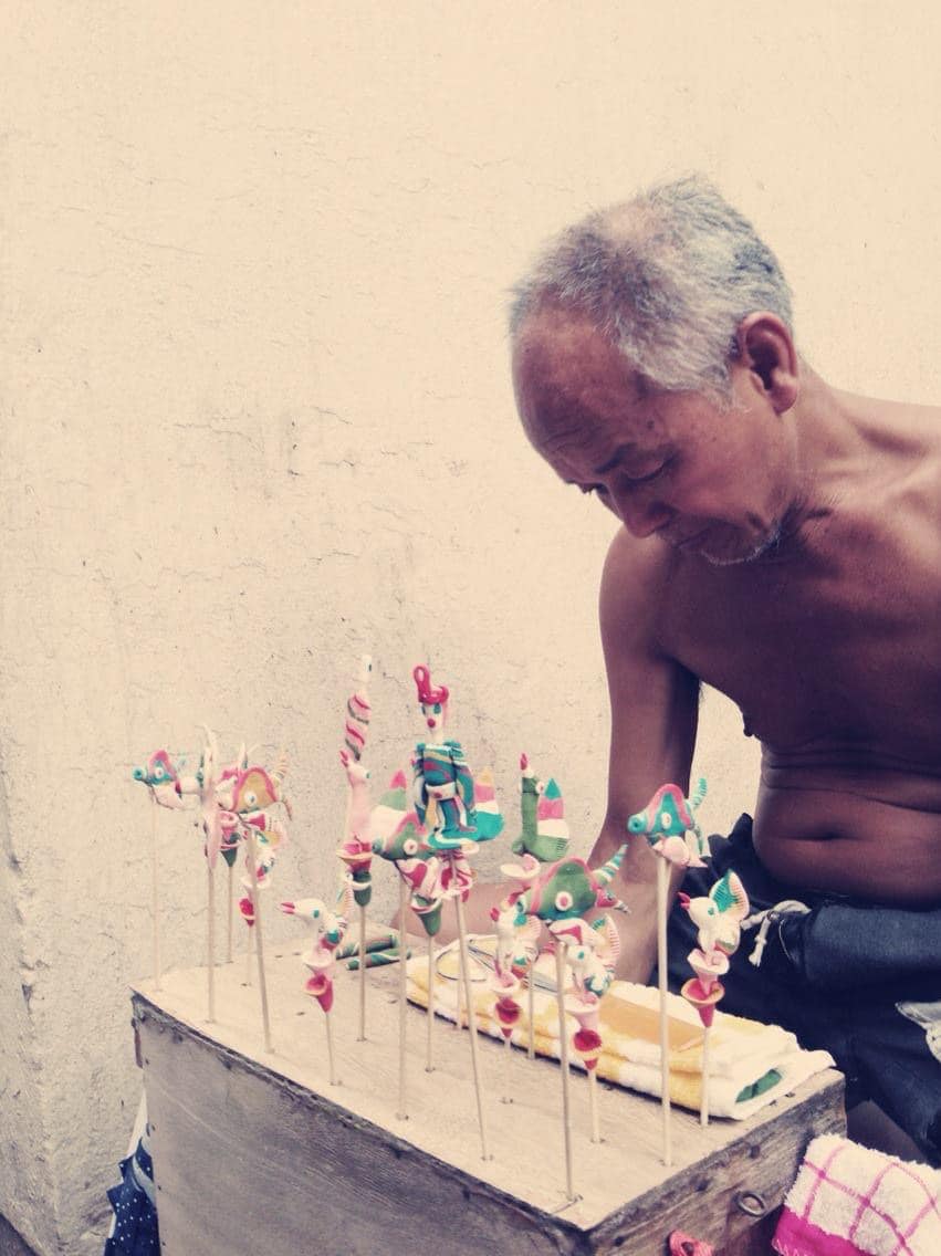麵粉伯伯是一名露宿者，活躍土瓜灣區數十年，靠賣麵粉公仔謀生，是區內不少街坊的共同記憶。(相片來源：FB「土瓜灣之友」群組)