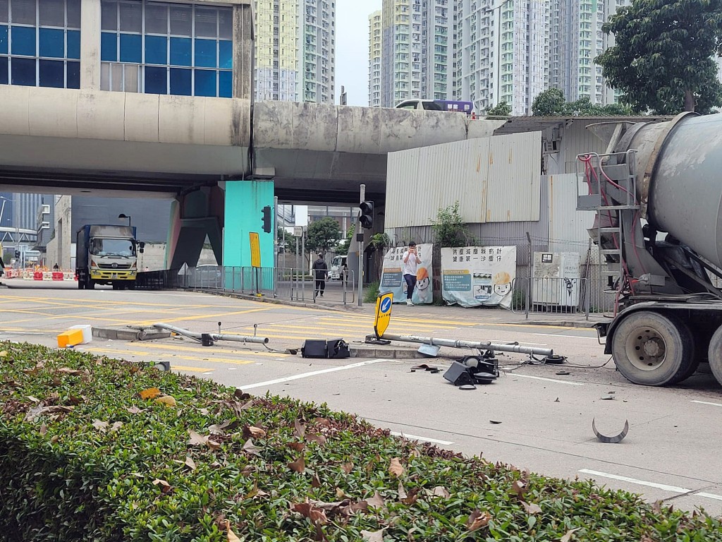 混凝土車撞毀安全島交通燈。fb：馬路的事討論區