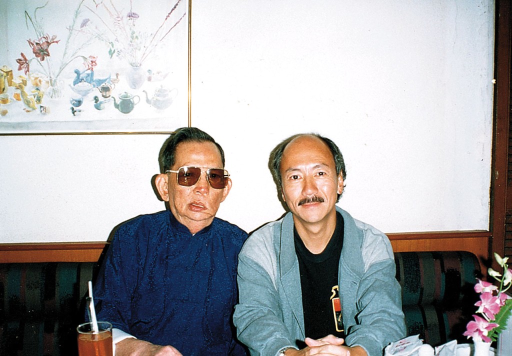 後來香港電台製作《獅子山下》，陳國新（右）亦有拍攝，後來更成為導演，為生活身兼多職。
