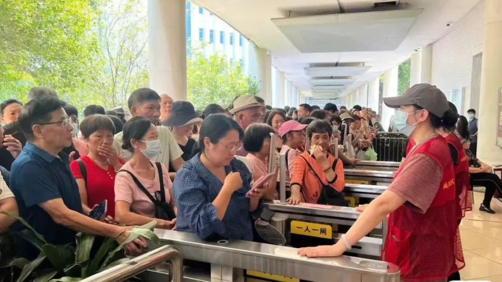 國慶長期期間,數千市民和遊客湧到順德政府大樓吃平價飯餐。極目新聞 國慶長期期間,數千市民和遊客湧到順德政府大樓吃平價飯餐。極目新聞