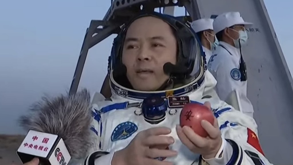 張陸出艙後立即受訪，表示帶回一個蘋果作為祝福。 央視截圖