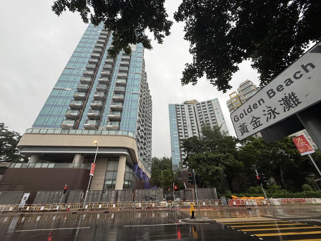 黃金海灣9成單位享有海景，步行2分多鐘直達黃金泳灘。