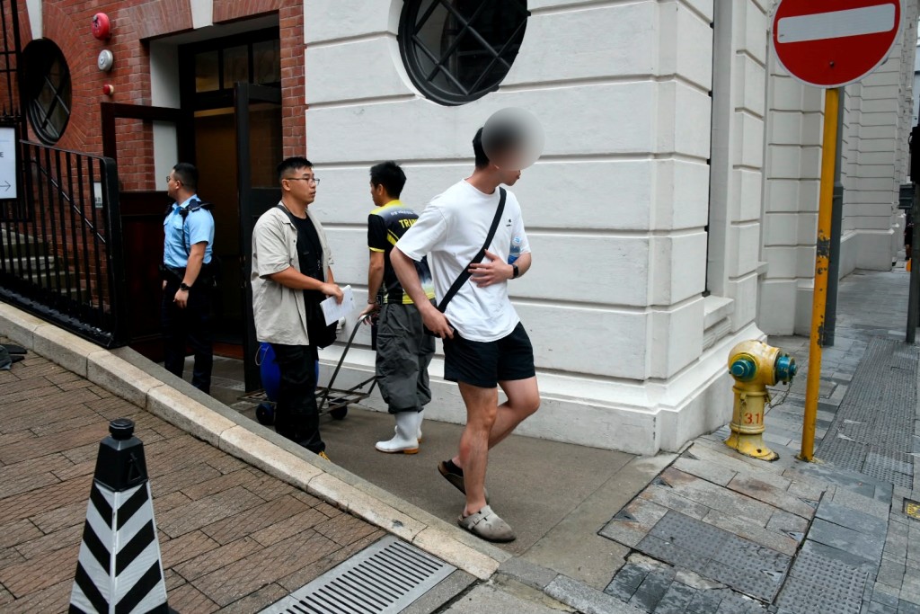 經調查後事主獲准離開現場。楊偉亨攝 經調查後事主獲准離開現場。楊偉亨攝