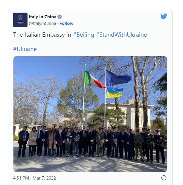 意大利使館也升起烏克蘭國旗。