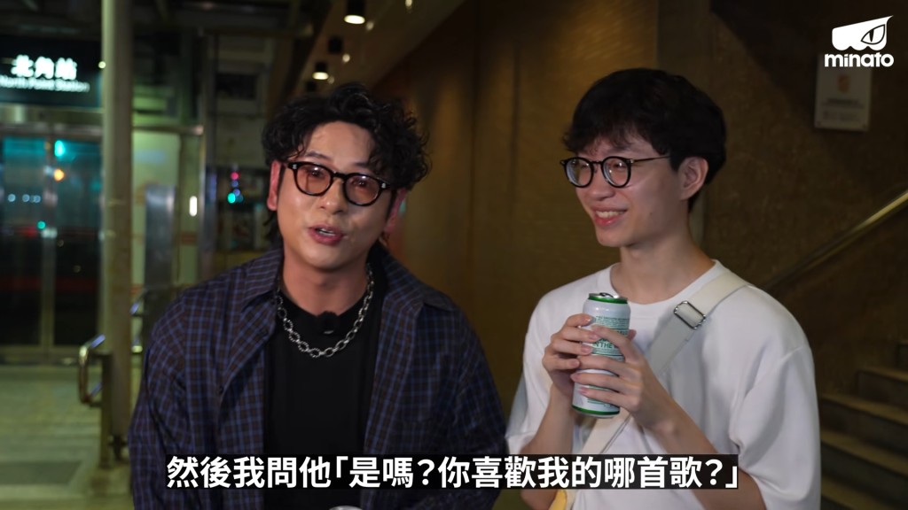 許廷鏗反問對方喜歡自己的哪首歌,對方卻啞口無言。(影片截圖:MinatoTV《酒精路跑》) 許廷鏗反問對方喜歡自己的哪首歌,對方卻啞口無言。(影片截圖:MinatoTV《酒精路跑》)