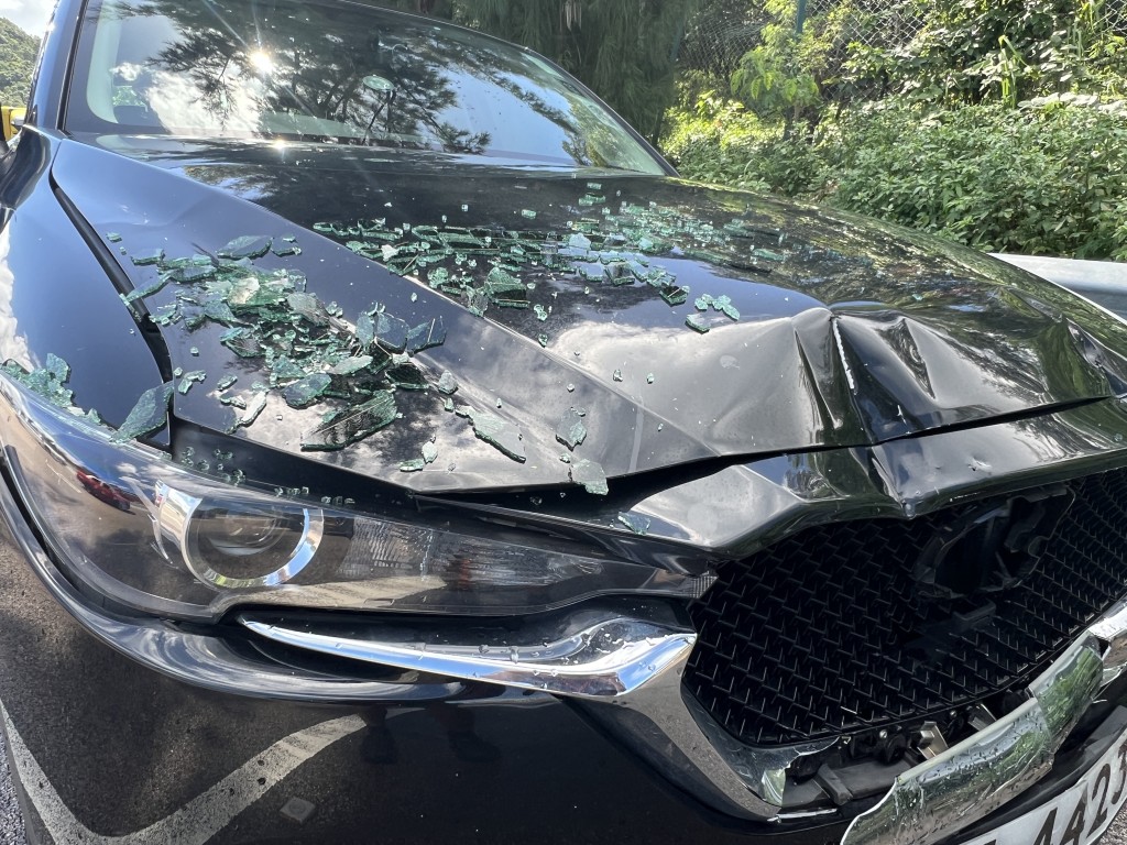 私家車車頭損毀，頭冚滿佈玻璃碎。許文光攝