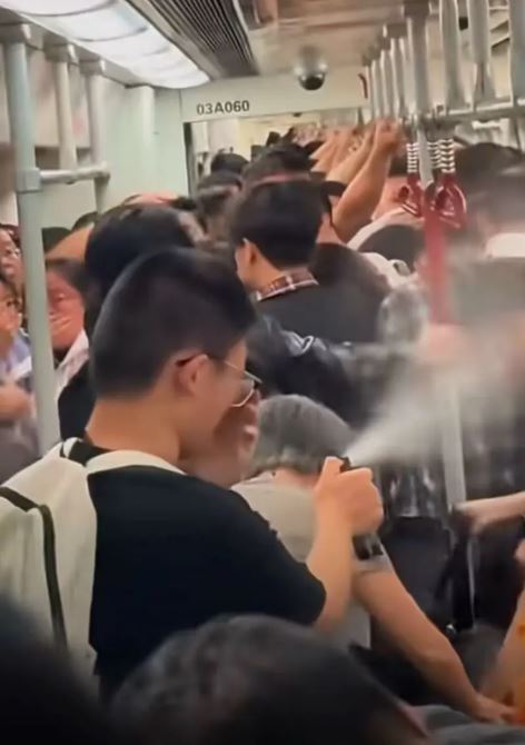 广州地铁有男子在车厢内乱喷辣椒水，造成混乱。