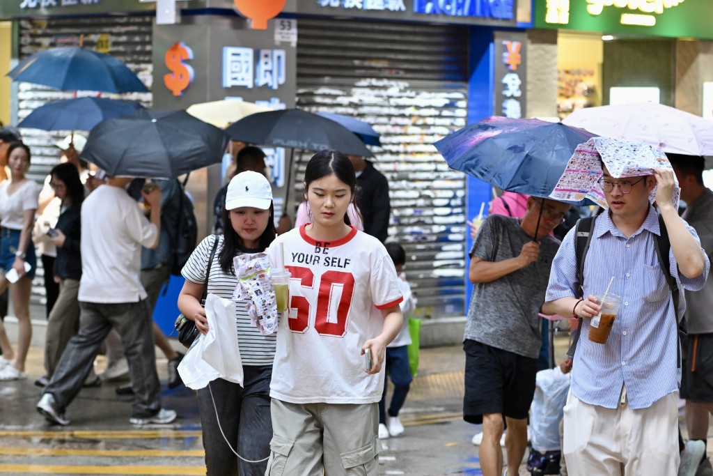 據天文台九天天氣預測,明日(8日)多雲,有驟雨及狂風雷暴,雨勢有時頗大。 據天文台九天天氣預測,明日(8日)多雲,有驟雨及狂風雷暴,雨勢有時頗大。