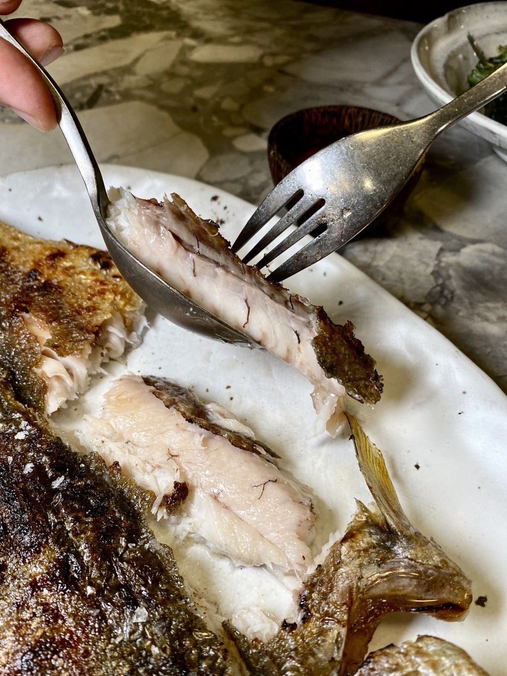 最後添上煙燻味，令魚肉更芳香。