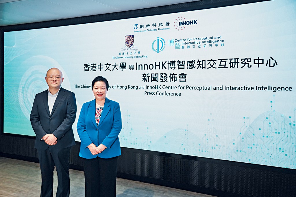 蒙美玲（右）表示，團隊計劃建立開放的評測平台，供研究人員、開發者及機構使用，為發展更好的粵語大模型提供具體詳細的評測和建議。左為王歷偉。