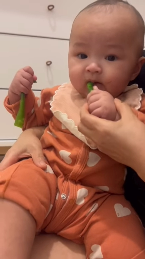 朱慧敏在IG分享女儿吃菜芯的影片。