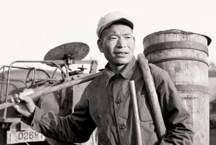 糞工以糞桶運送糞尿。