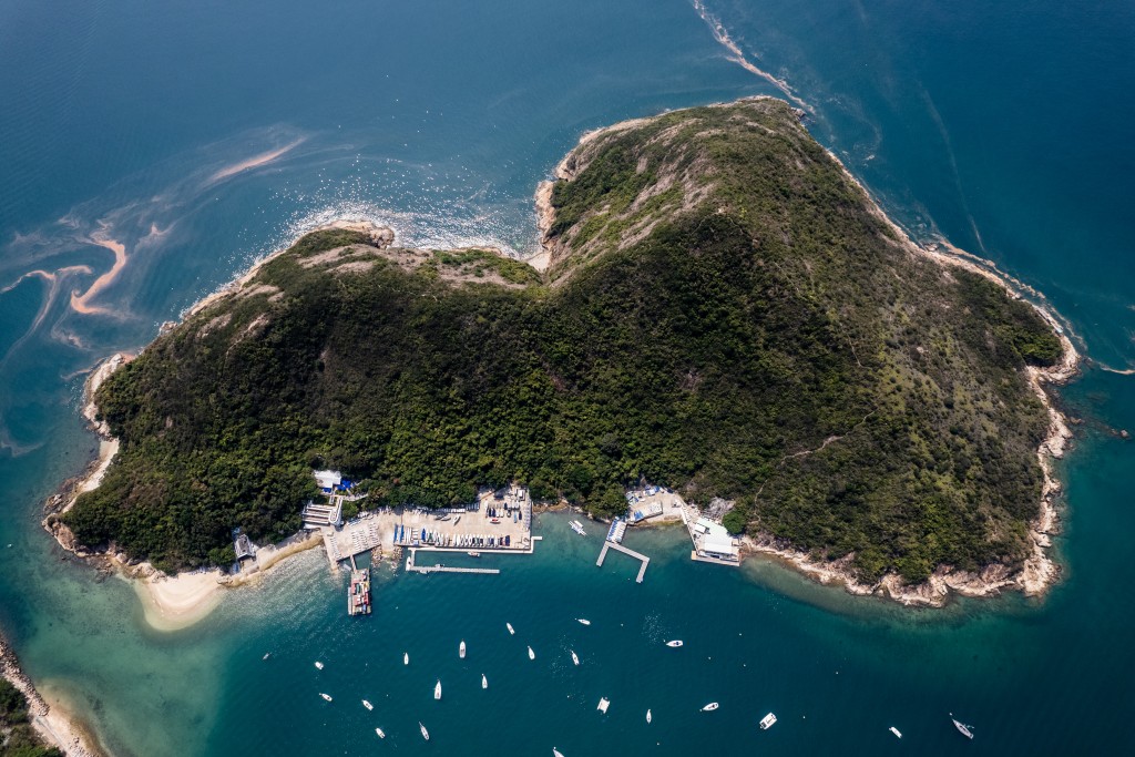 香港遊艇會中途島帆船及賽艇訓練中心四面環海,是進行帆船、賽艇及懸浮獨木舟的好地方。