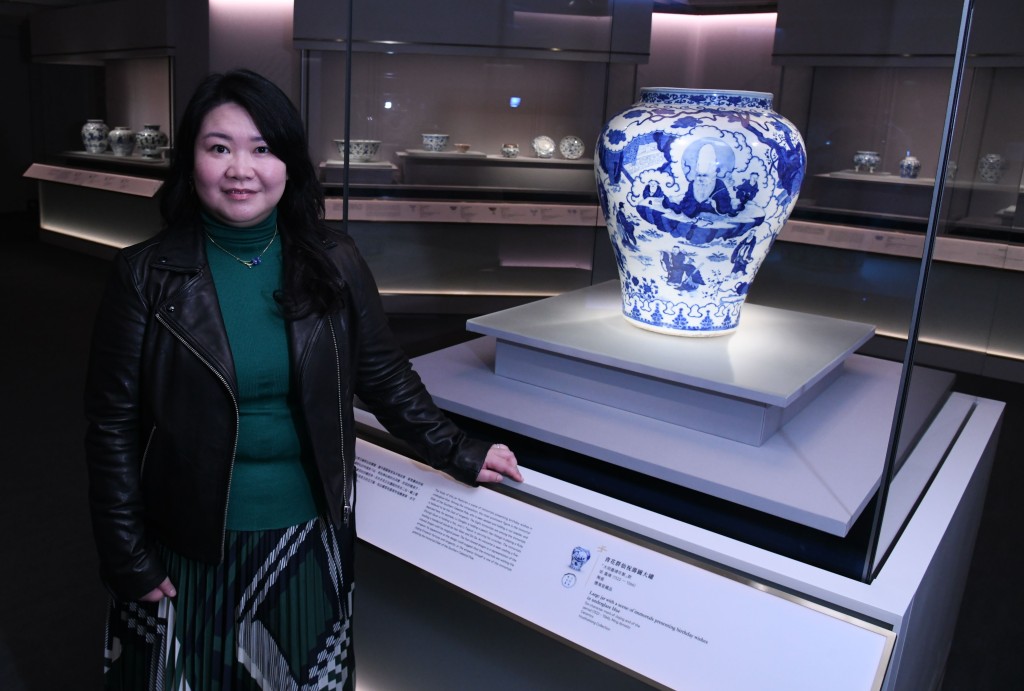 香港藝術館館長麥詠雯指出，是次展出的御瓷足以反映嘉靖皇帝傳奇的一生。