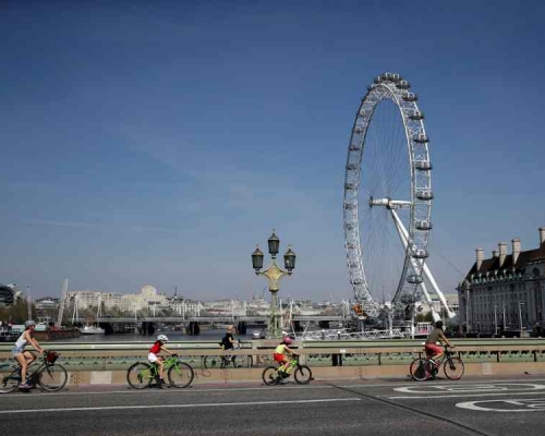 英國專家認為公眾保持社交距離措施需要無限期推行下去。AP