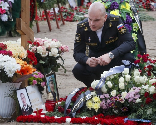 丧礼完成后市民纷前往悼念。AP 