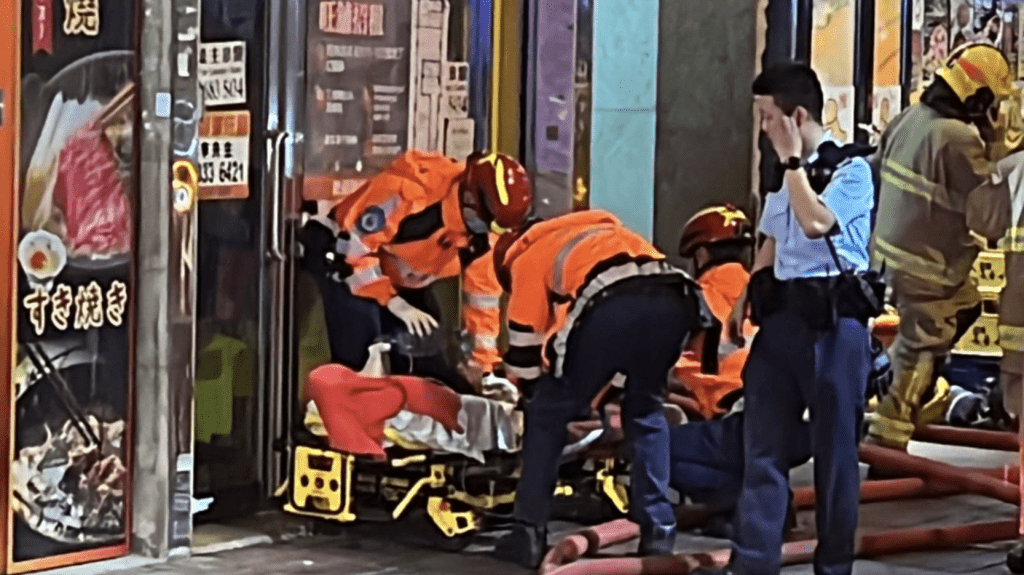 消防在單位內救出一名老翁,救護人員即場為他進行急救後。黎志偉攝 消防在單位內救出一名老翁,救護人員即場為他進行急救後。黎志偉攝
