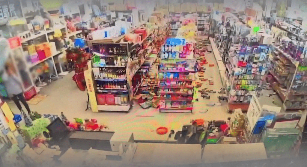 台東強震，超市商品「骨牌式」倒塌。 youtube