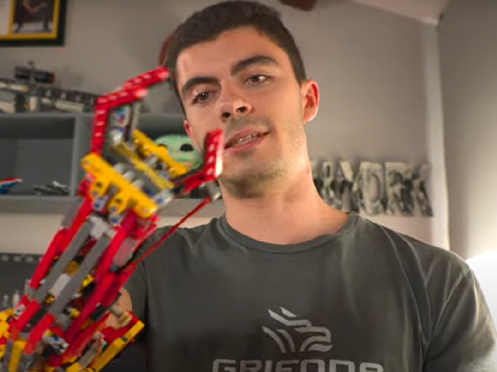 David Aguilar已為自己打造了5套Lego義肢。（片段截圖）