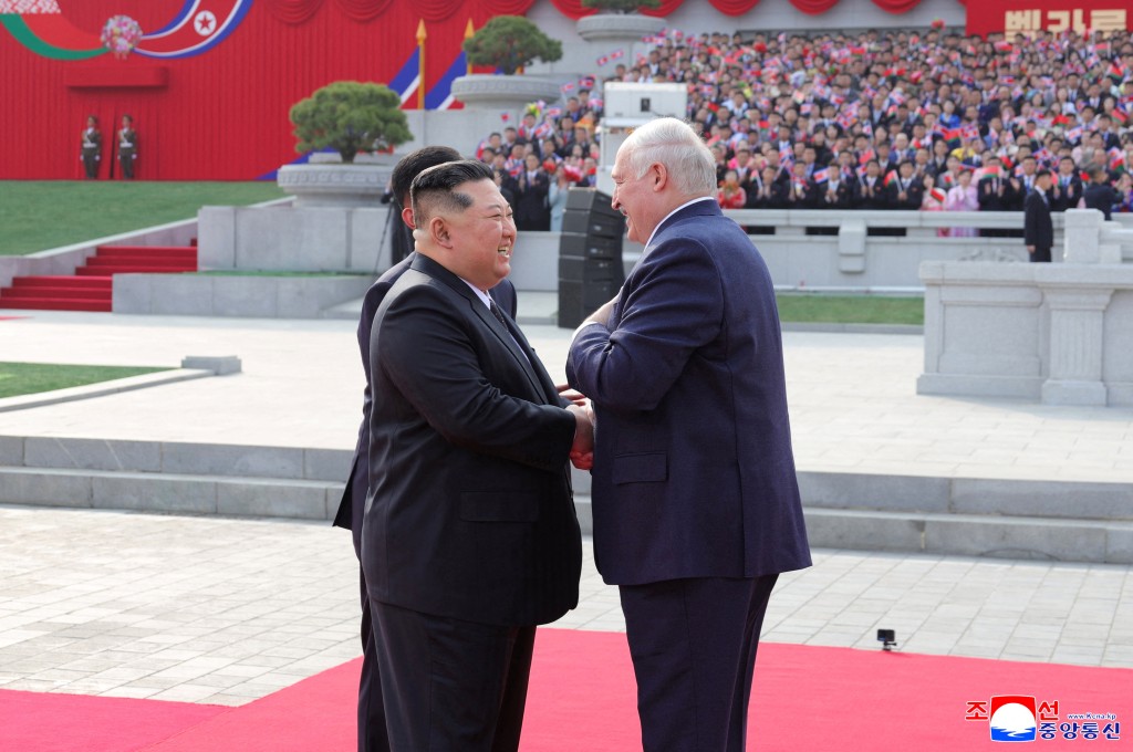 北韩最高领导人金正恩在北韩平壤欢迎白俄罗斯总统卢卡申科。 路透社/朝中社