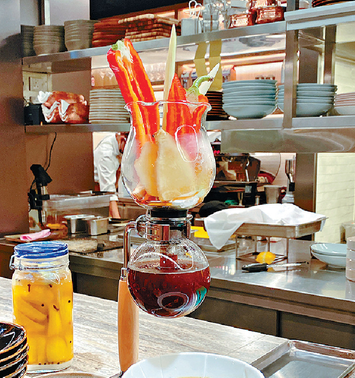 ■牛肉燉湯配牛尾Tortellini意大利餃子。 ■牛肉燉湯配牛尾Tortellini意大利餃子。