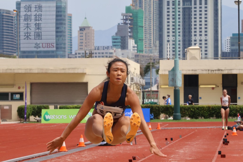 俞雅欣于女子跳远决赛夺亚，盼逐步提升状态突破个人最佳成绩。本报记者摄
