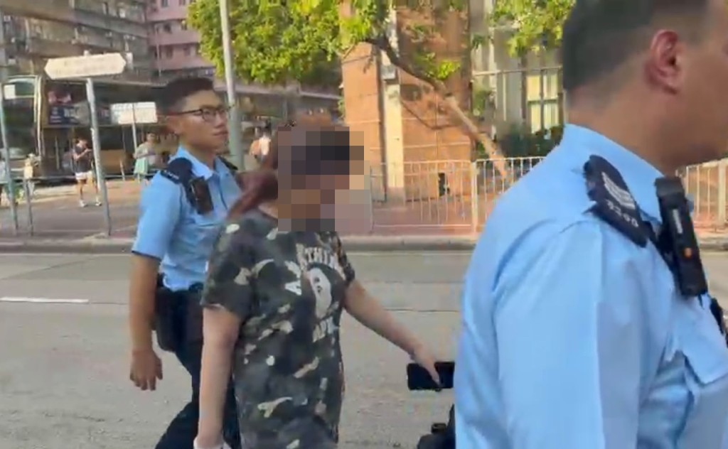 警方拘捕一名女子涉嫌「殘酷對待動物」。 警方拘捕一名女子涉嫌「殘酷對待動物」。