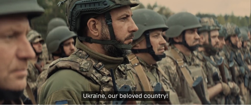 片中显示乌军在日出时分誓师。