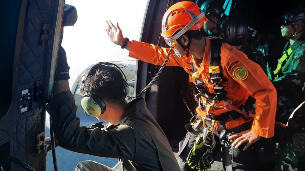 印尼漁業部巡察包機失事，尋獲飛機殘骸11人仍失蹤。 美聯社