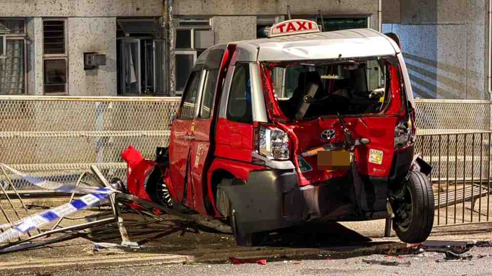 的士车尾严重损毁，碎片散落一地。网图