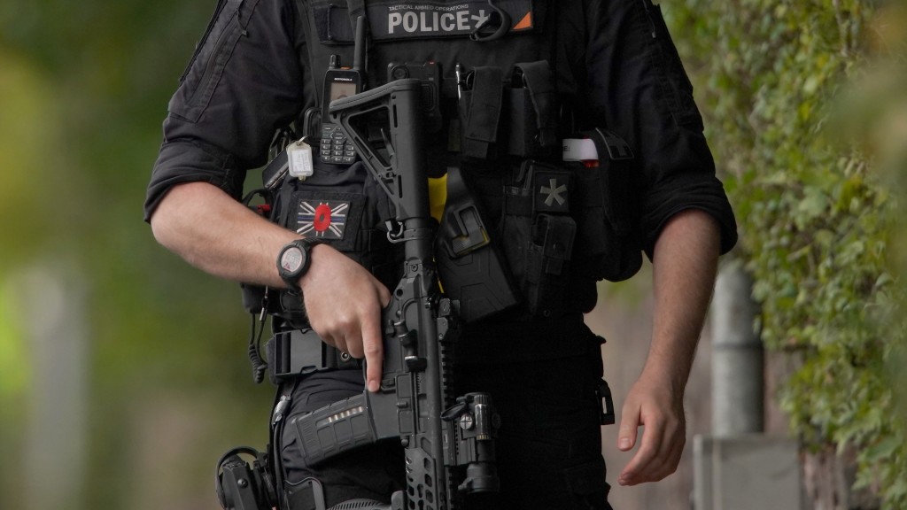 英國曼徹斯特猶太會堂發生恐怖襲擊,警員持槍趕到。 美聯社 英國曼徹斯特猶太會堂發生恐怖襲擊,警員持槍趕到。 美聯社