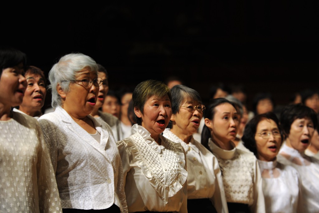 2015年，日本作家森村诚一组建的「恶魔的饱食」合唱团在哈尔滨市进行访问公演。(新华社)