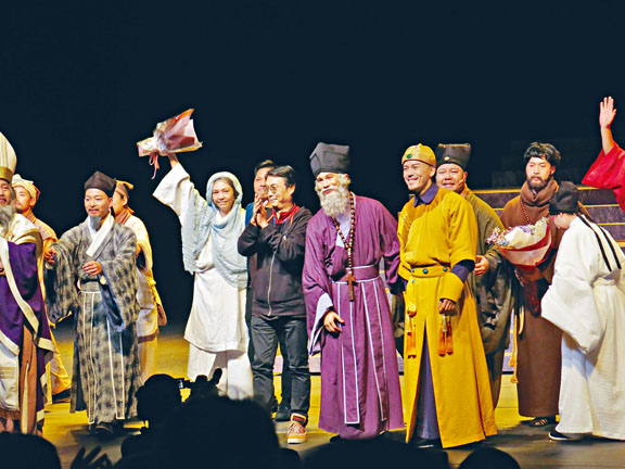 劉松仁率眾演員兩度謝幕。