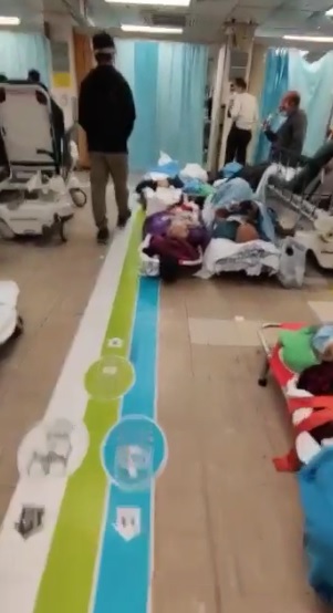 長者需在急症室走廊並排而睡。