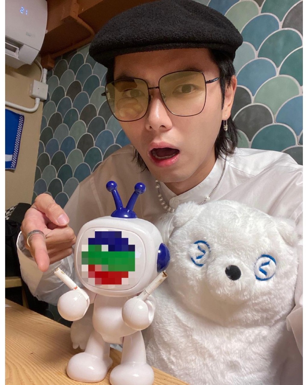 193將TVBuddy打格並在手上加上兩支煙,caption更玩嘢寫下潮語「壞過凱婷」,好百厭。