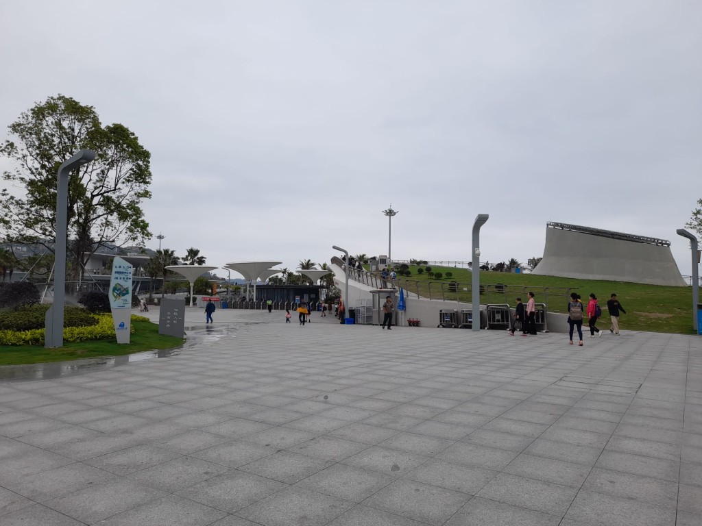 由大梅沙站B出口／C出口上地面後，向右走是大梅沙海濱公園。