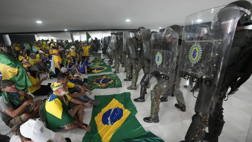 巴西激进分子冲击总统府与防暴警对峙。AP