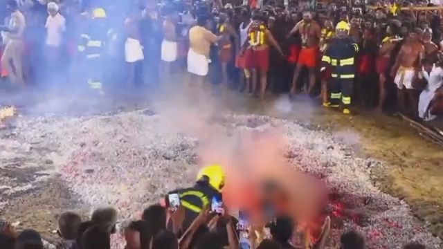 凱薩萬趴倒在餘燼坑上,身體與餘燼接觸點冒火。 thelallantop.com 凱薩萬趴倒在餘燼坑上,身體與餘燼接觸點冒火。 thelallantop.com