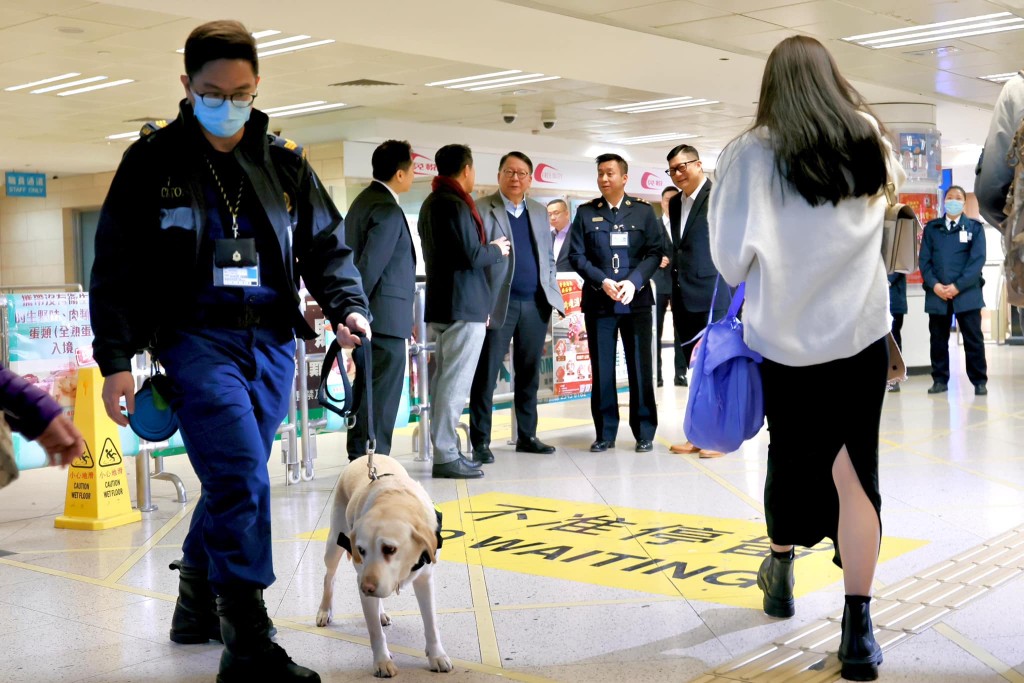 保安局局長鄧炳強陪同政務司司長陳國基到羅湖口岸視察,了解人流及清關情況。 保安局局長鄧炳強陪同政務司司長陳國基到羅湖口岸視察,了解人流及清關情況。