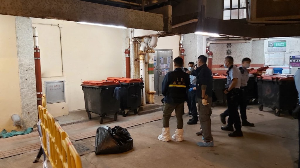 警方於垃圾房內尋找證物。