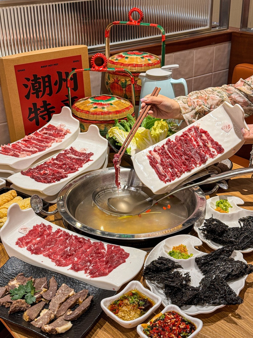 潮州火鍋對牛肉各部位的涮燙時間甚為講究,例如吊龍伴只需汆燙8秒,務求烹煮出牛肉每個部位最佳的口感。 網上圖片 潮州火鍋對牛肉各部位的涮燙時間甚為講究,例如吊龍伴只需汆燙8秒,務求烹煮出牛肉每個部位最佳的口感。 網上圖片