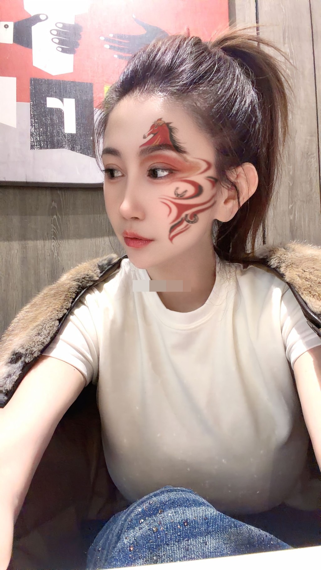 王炸姐在直播時突然表示頭痛不適。