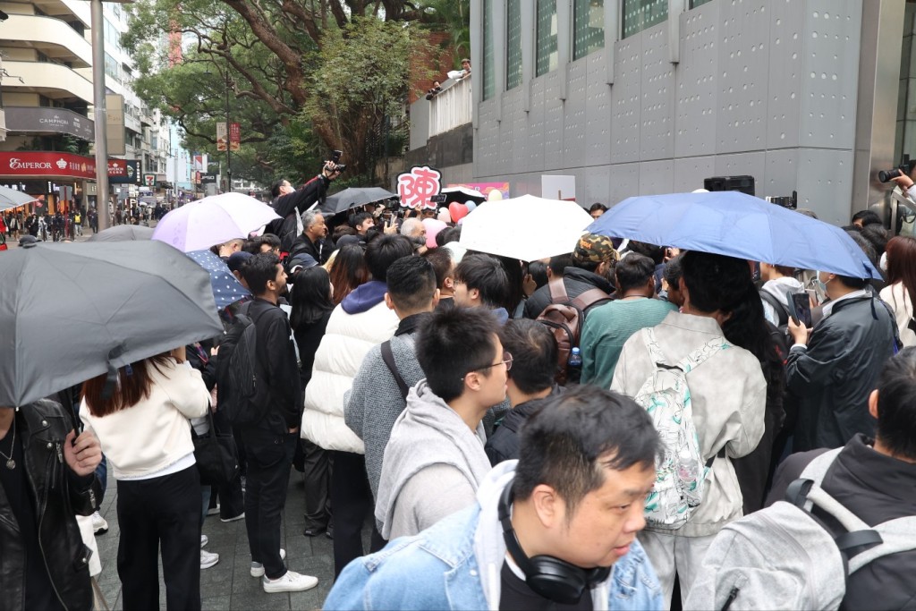 支持者冒雨撐偶像！
