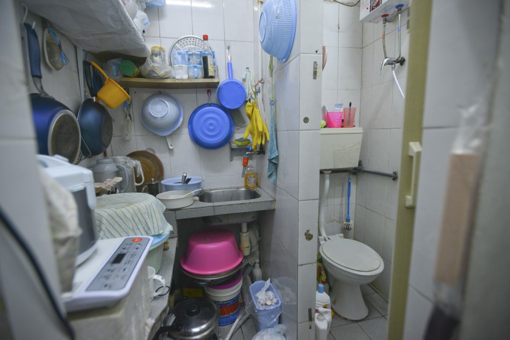 調查的第一階段，政府會派員用電子濕度儀量度確認滲水存在。資料圖片
