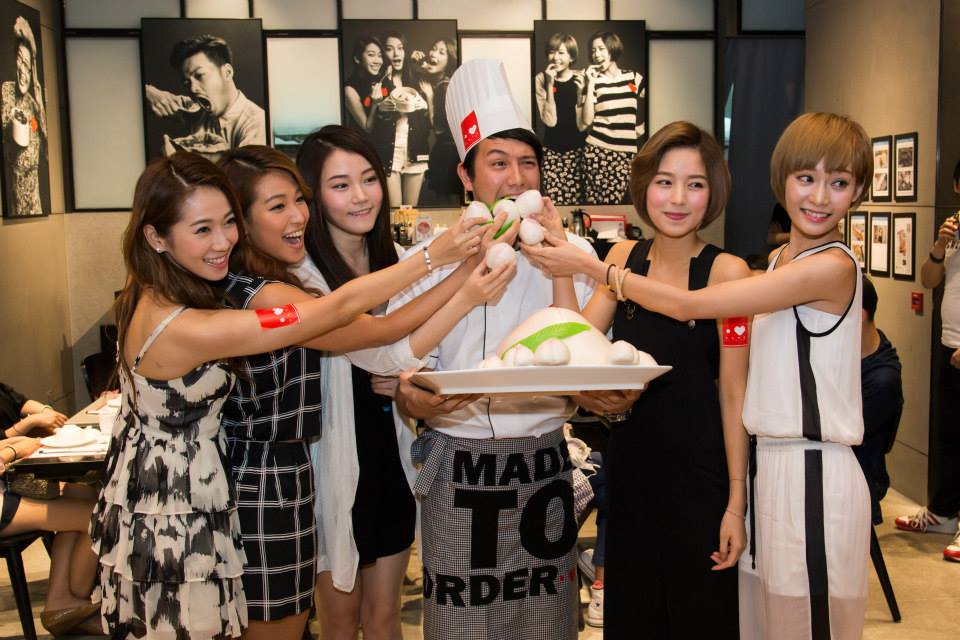 2015年「点心代表」首间分店开幕，当时张致恒（右三）亦有份担任揭幕嘉宾。