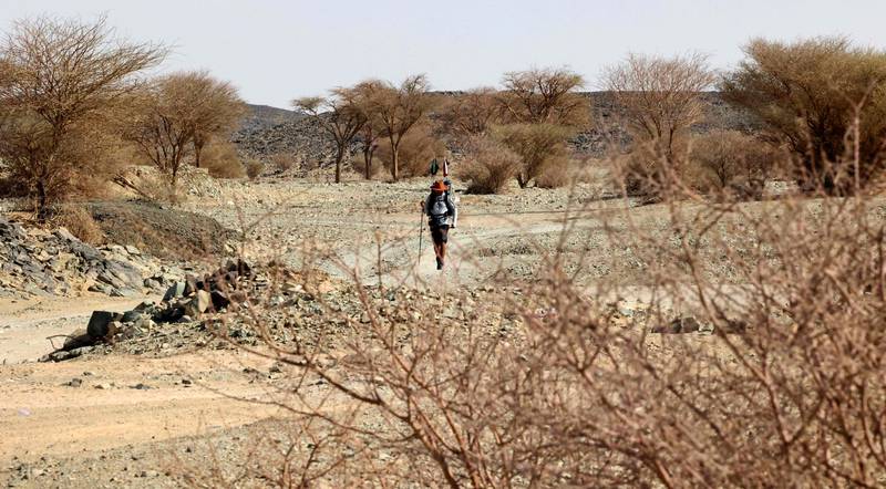 天气炎热加上地形崎岖，阿尔苏米通常在日出后开始步行，一直持续到上午十时半左右停止，休息几个小时避开炎热的正午。网上图片