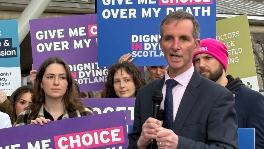 在法案进行辩论前，自由民主党议员麦克阿瑟参加一场支持者的集会。 （美联社）